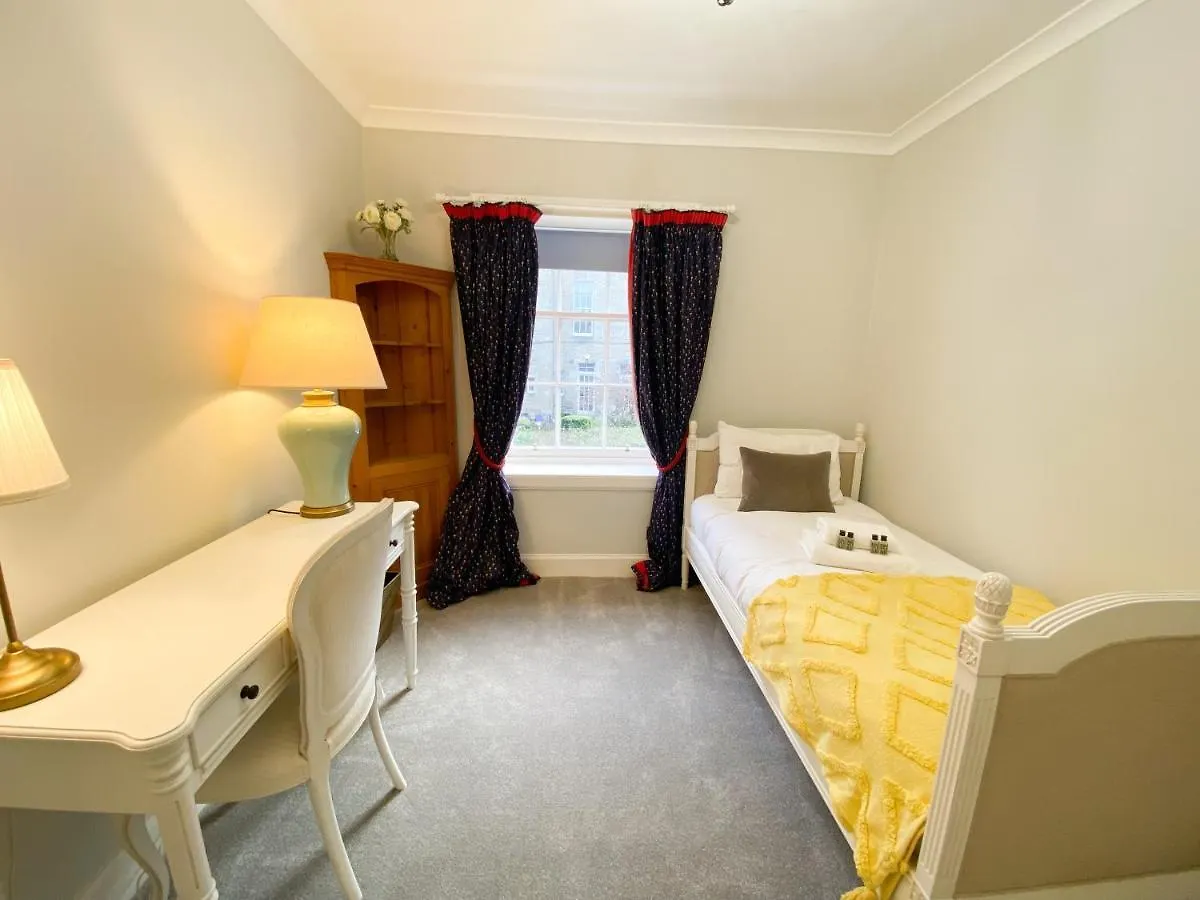 Sophisticated 3Br With Garden, Quiet New Town Lane Apartment Edinburgh